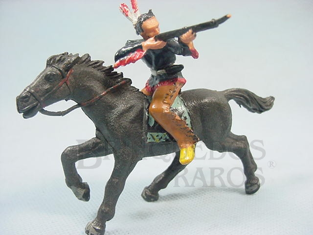 Brinquedo antigo Indio montado a cavalo atirando com rifle Gulliver Década de 1970
