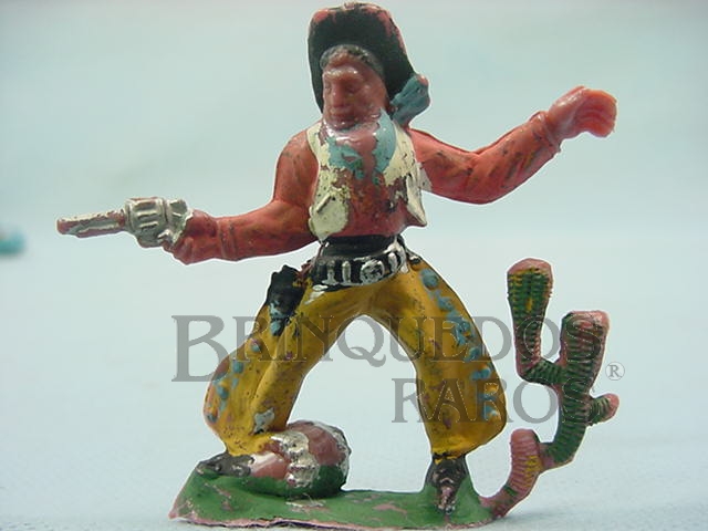 Brinquedo antigo Cowboy de pé atirando com revolver Barril e Cacto na base Gulliver numerado 40