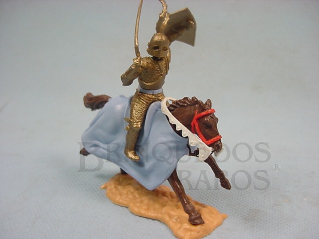 Brinquedo antigo Guerreiro medieval a cavalo com espada e escudo