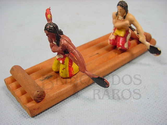Brinquedo antigo Jangada com dois índios remando Série Acampamento Apache Casablanca Índios numerados 26 Década de 1960