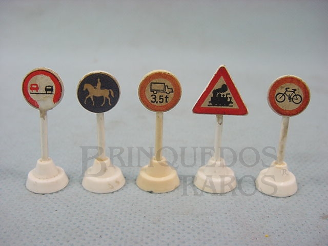 Brinquedo antigo Conjunto de cinco placas de sinalização de transito bitola HO Década de 1960
