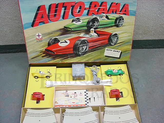 Brinquedo antigo Conjunto de Autorama pista em oito com dois carros Fórmula Junior Completo Excelente estado Licença Gilbert Co. Código 9301 primeiro Autorama brasileiro Rótulo assinado K. Datado 2 Out 1963