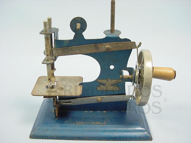Brinquedo antigo Máquina de costura com 12,00 cm de altura Made in British Zone Ano 1950