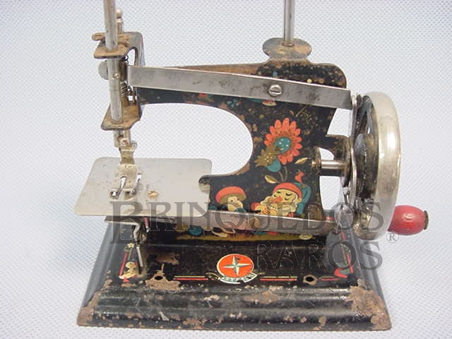 Brinquedo antigo Máquina de costura com 12,00 cm de altura Década de 1950