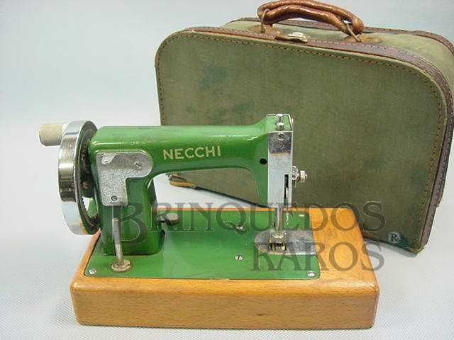 Brinquedo antigo Máquina de Costura com 14,00 cm de altura Base de madeira e maleta original Década de 1960