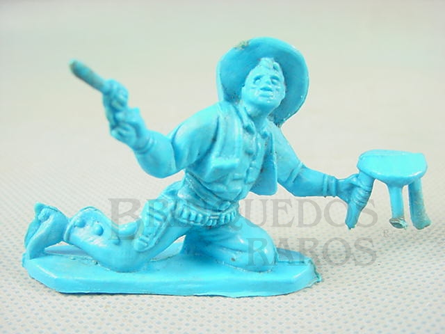 Brinquedo antigo Cowboy agachado brigando no Saloon com revolver e banqueta de plástico azul Década de 1980