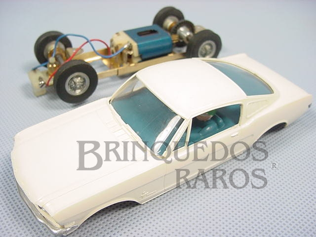 Brinquedo antigo Ford Mustang GT branco com interior azul Chassi de latão Década de 1970
