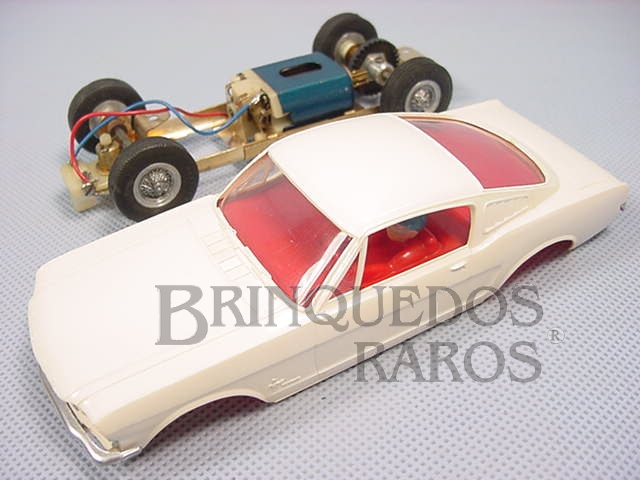 Brinquedo antigo Ford Mustang GT branco com interior vermelho Chassi de latão Década de 1970