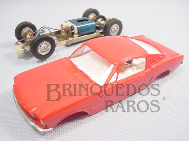 Brinquedo antigo Ford Mustang GT vermelho com interior branco Chassi de latão Década de 1970