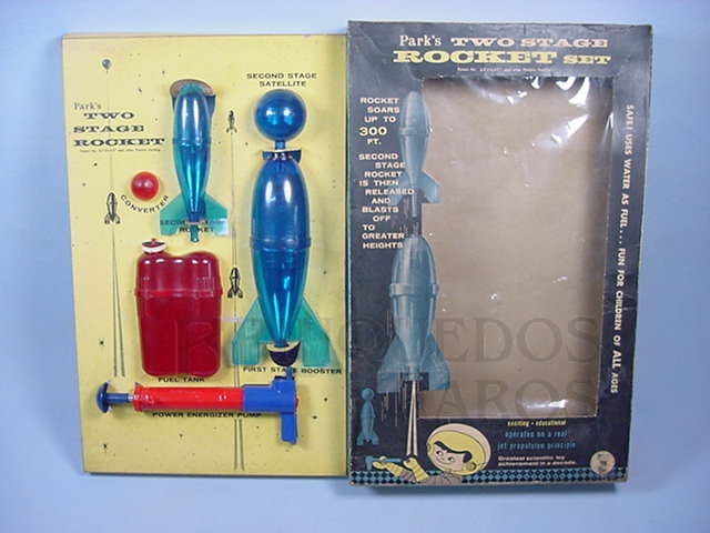 Brinquedo antigo Conjunto de dois Foguetes um Satélite e Bomba de pressão Década de 1950