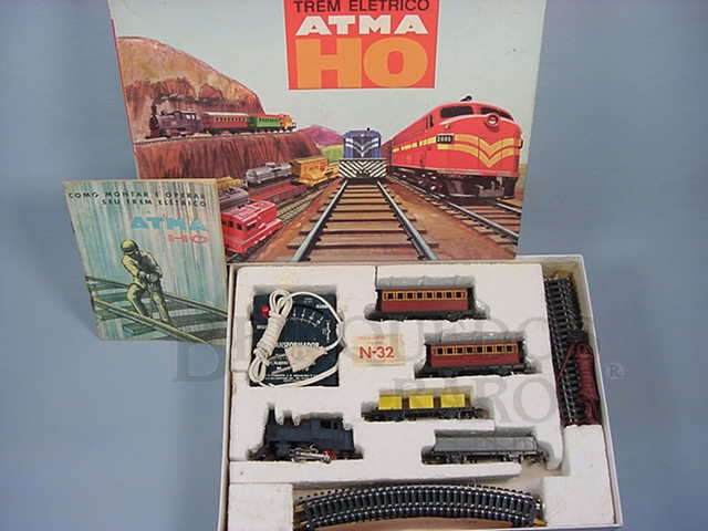 Brinquedo antigo Conjunto de Locomotiva a vapor dois Carros de Passageiros dois Vagões de Carga trilhos e Transformador Década de 1960