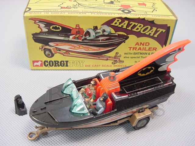 Brinquedo antigo Lancha do Batman Batboat and Trailer completo com figuras e adaptador Ano 1966