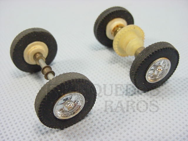 Brinquedo antigo Conjunto completo dianteiro e traseiro de eixos rodas pneus buchas e coroa para carros Berlineta Jaguar e Corvette 1:32 com chassi de plástico Década de 1960