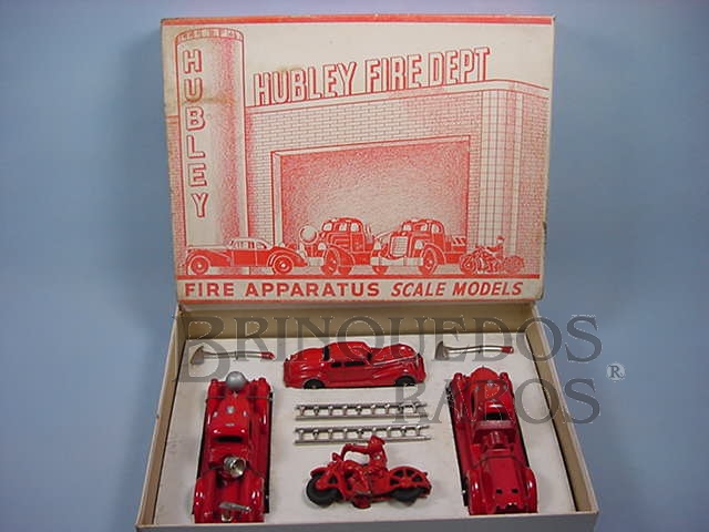 Brinquedo antigo Conjunto de Bombeiro Fire Aparatus Scale Models com  dois Caminhões um Carro e uma Motocicleta Década de 1940