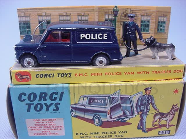 Brinquedo antigo B.M.C. Mini Police Van with Tracker Dog. Década de 1960