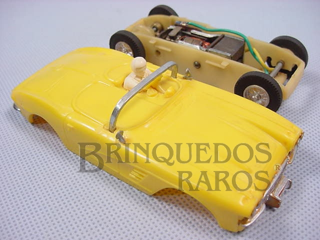 Brinquedo antigo Corvette Amarela licença Gilbert Co. com chassi de plástico branco de encaixe Ano 1965