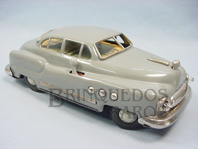 Brinquedo antigo Buick Super Riviera 1950 com 21,00 cm de comprimento Electromobile anda para frente para trás e acende os faróis Década de 1950