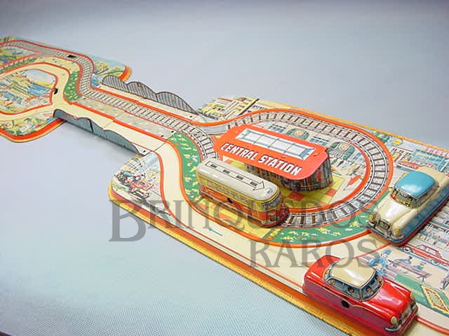 Brinquedo antigo Conjunto de dois carros e um ônibus com pista Década de 1960