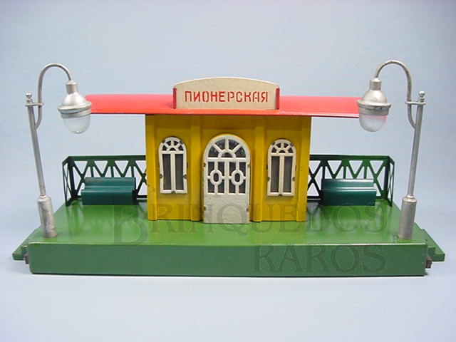 Brinquedo antigo Estação com 50,00 cm de comprimento Bitola O Placa em Alfabeto Cirílico Década de 1930