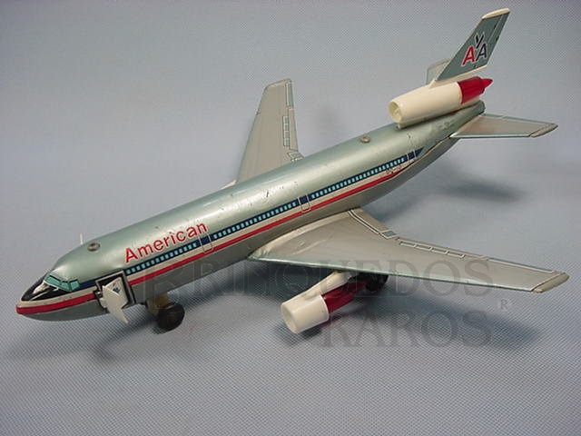 Brinquedo antigo McDonnell Douglas MD 11 American Arlines com 32,00 cm de envergadura Apresenta movimento da Porta e da Aeromoça Década de 1970