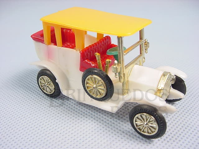 Brinquedo antigo Calhambeque branco com 8,00 cm de comprimento Década de 1970