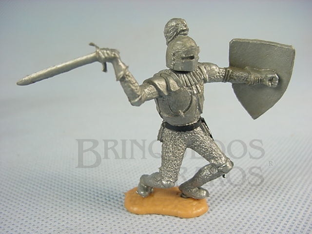 Brinquedo antigo Guerreiro Medieval a pé com Escudo e Espada Década de 1970