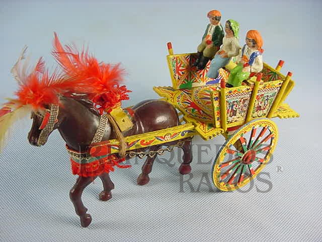 Brinquedo antigo Carroça Siciliana Carretto Siciliano com 25,00 cm de comprimento Cavalo de plástico e três figuras de papier maché Década de 1960