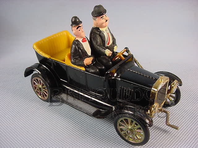 Brinquedo antigo Le Auto di Stanlio e Ollio Laurel and Hardy Ford Car Carro do Gordo e o Magro Polistil Década de 1970