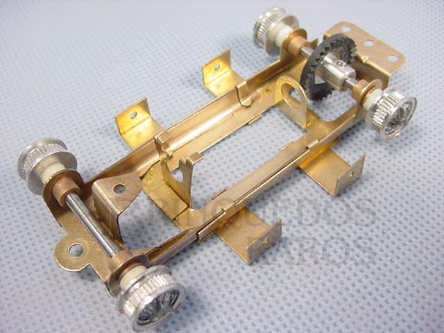 Brinquedo antigo Chassi Regulável de latão com Adaptadores para Carrocerias Bolha Completo com Cubos Eixos e Coroa Década de 1960