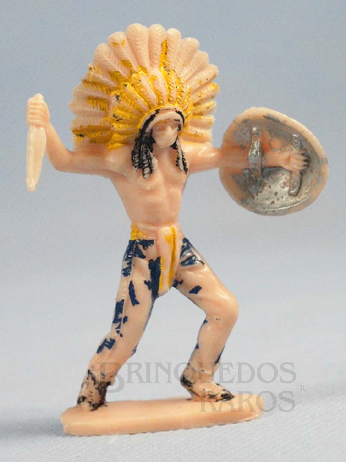 Brinquedo antigo Chefe índio de pé com faca e escudo Distribuído pela Trol e pela Viocena Década de 1970