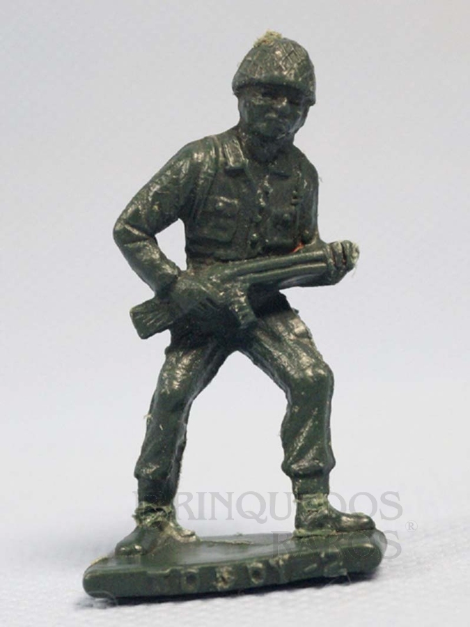 Brinquedo antigo Soldado avançando com fuzil Brinde Toddy numerado 2 Década de 1960