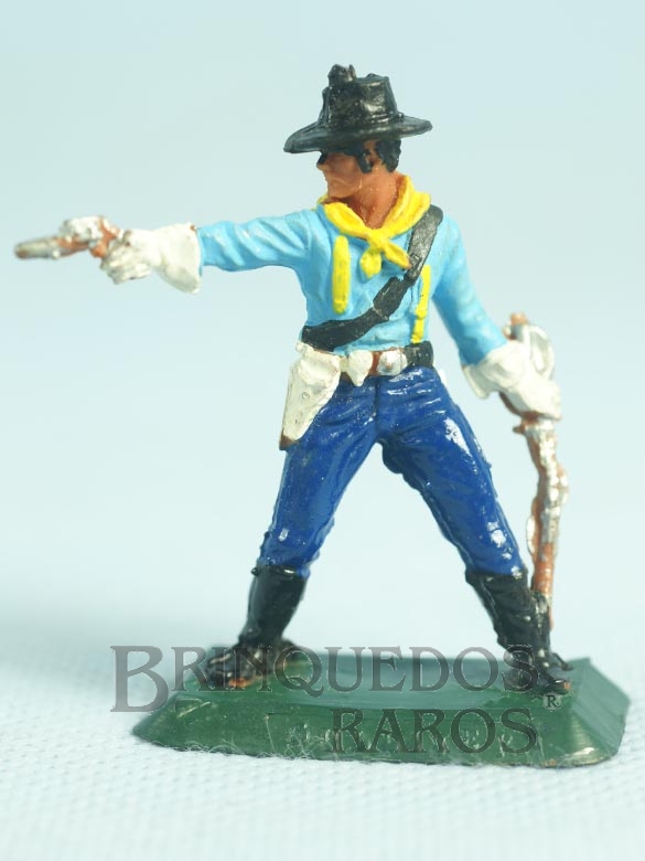 Brinquedo antigo Soldado da Sétima Cavalaria de pé atirando com revolver Gulliver Década de 1970