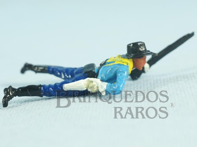 Brinquedo antigo Soldado da Sétima Cavalaria deitado com rifle e revolver Gulliver Década de 1970