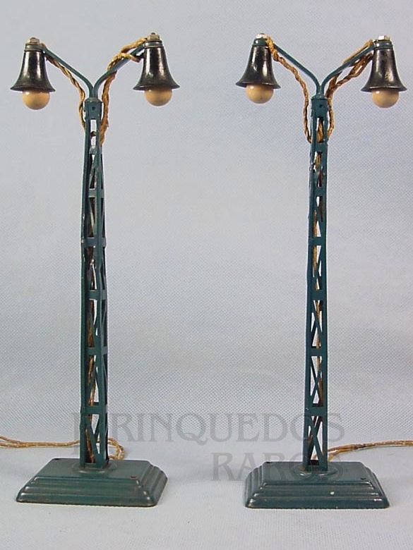 Brinquedo antigo Postes de Iluminação com duas lâmpadas 30 cm de altura Década de 1930