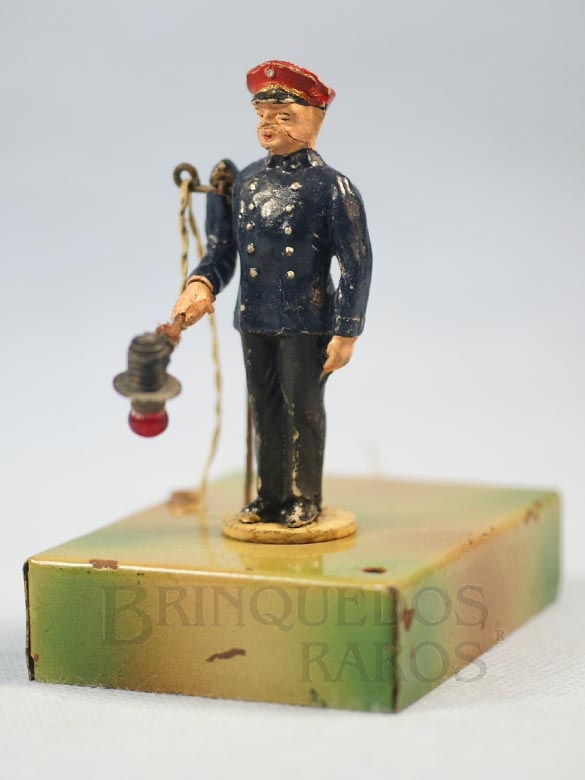 Brinquedo antigo Guarda de estação com movimento no braço e Placa com luz 12,00 cm de altura Década de 1930