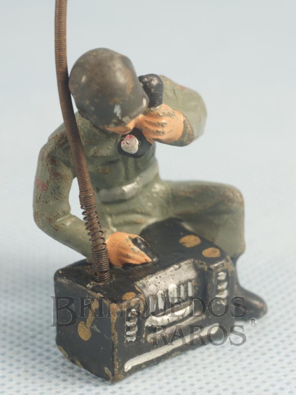 Brinquedo antigo Soldado Americano ajoelhado com radio Ano 1952
