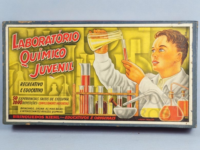 Brinquedo antigo Caixa do Conjunto Laboratório Químico Juvenil fabricada na década de 1960 pela Guaporé Brasil Trabalho assinado pelo artista Kraus 