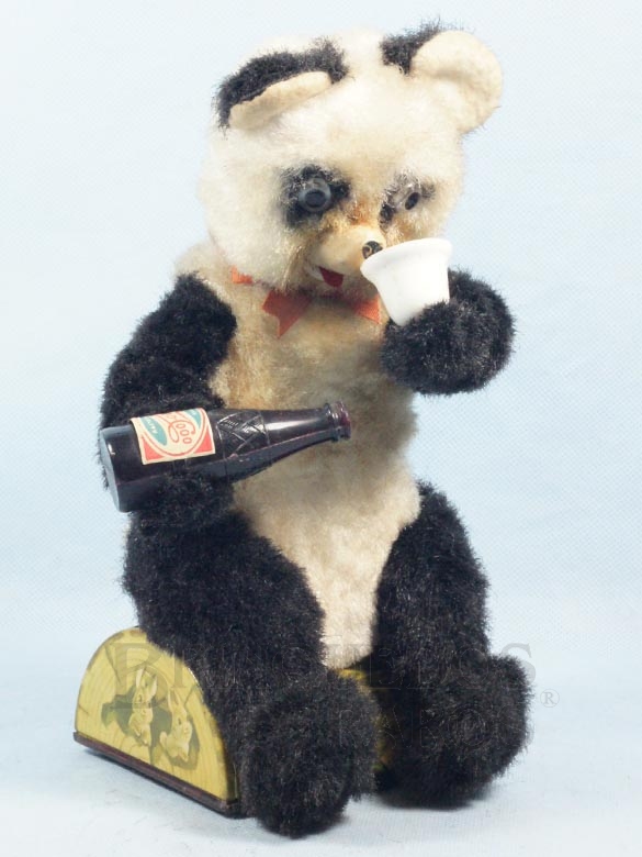 Brinquedo antigo Urso Panda sentado bebendo refrigerante com  28,00 Cm de altura Década de 1960
