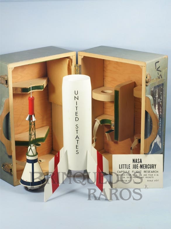 Brinquedo antigo Foguete Little Joe Modelo do Projeto Mercury com 55,00 Cm de altura completo com Cápsula e Caixa de Madeira Década de 1950

