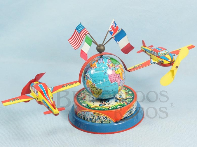Brinquedo antigo Globo Terrestre com dois aviões e quatro bandeiras Aviões com 12,00 cm de envergadura Na base motivos de Parque de Diversões e meninos brincando de Cowboy Década de 1960