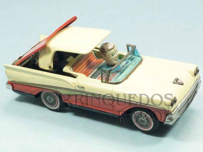 Brinquedo antigo Ford Fairlane 500 Skyliner 1958 Conversível com 23,00 cm de comprimento Recolhe a capota e o motorista move a cabeça Década de 1960