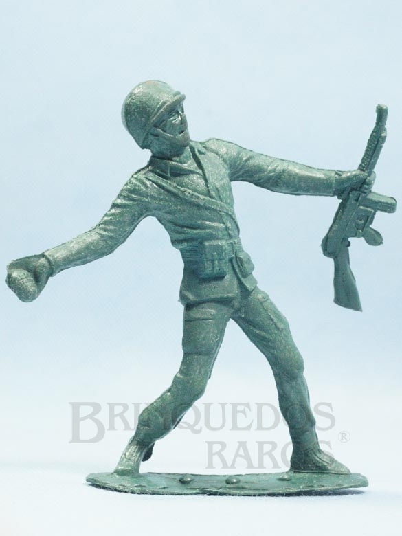 Brinquedo antigo Soldado atirando granada com 14,00 cm de altura Década de 1970 