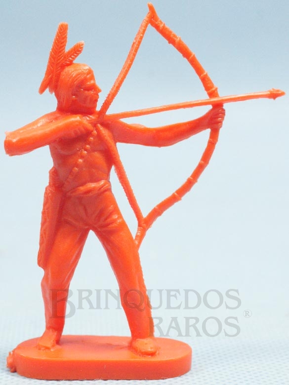 Brinquedo antigo Índio de pé atirando com arco Plástico laranja Década de 1980 