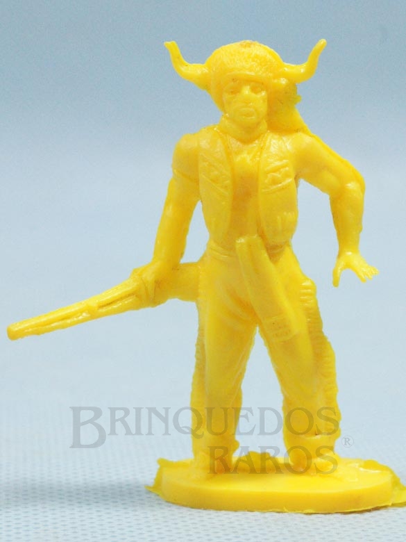 Brinquedo antigo Chefe índio de pé com rifle Plástico amarelo Década de 1980 