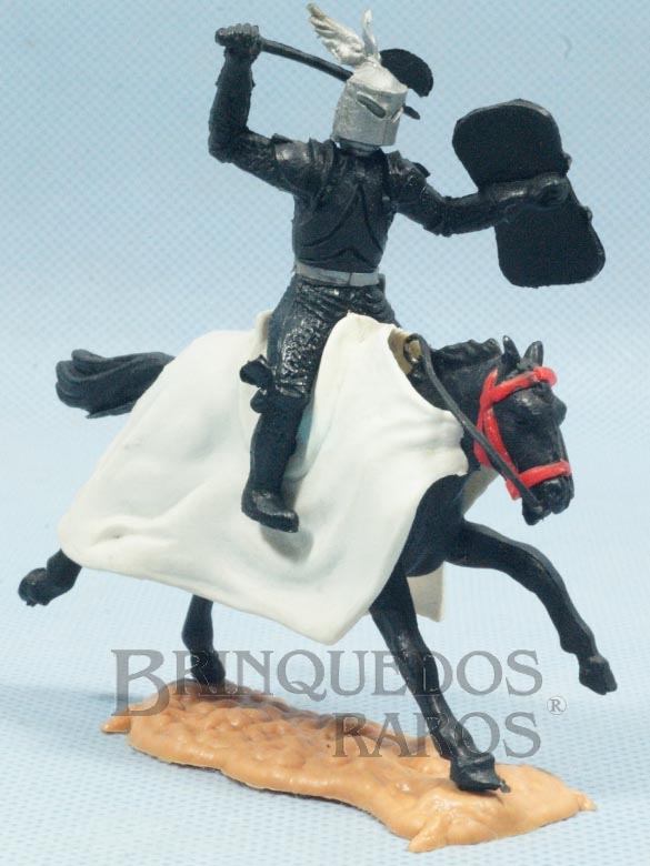 Brinquedo antigo Guerreiro medieval a cavalo com machado e escudo Década de 1970