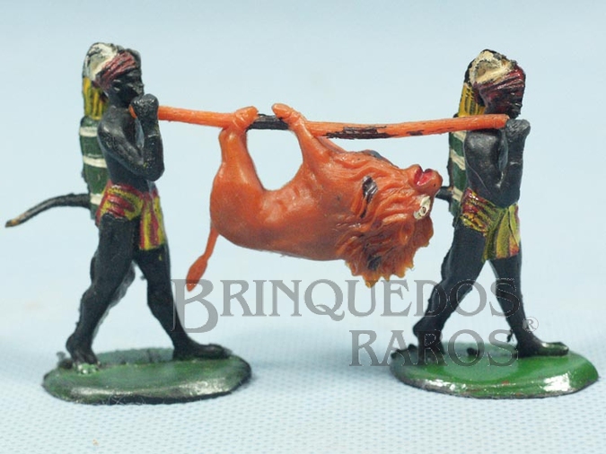 Brinquedo antigo Conjunto completo de Nativos Caçadores com Leão Série Safari na África 
