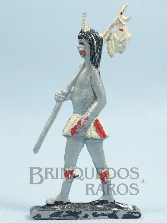 Brinquedo antigo Figura de Índio Brasileiro com Peixes 11,00 cm de altura Década de 1960