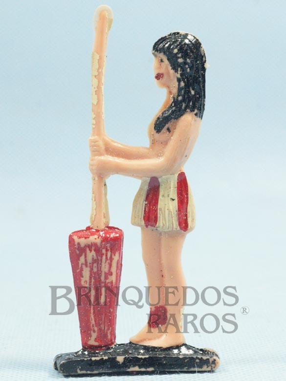 Brinquedo antigo Figura de Índia Brasileira com Pilão 9,00 cm de altura Década de 1960