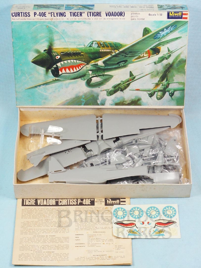 Brinquedo antigo Avião Curtiss P-40E "Flying Tiger" Caixa dura Fabricação final da Década de 1960