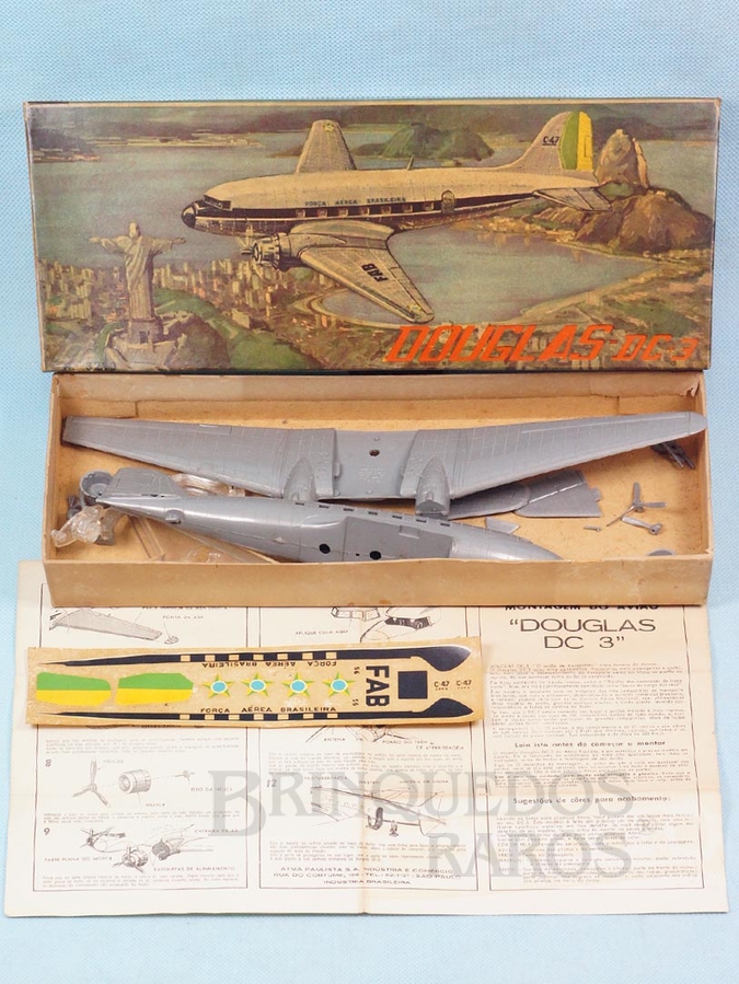 Brinquedo antigo Avião McDonnell Douglas DC-3 da FAB caixa com paisagem do Rio de Janeiro Kit parcialmente montado Década de 1960